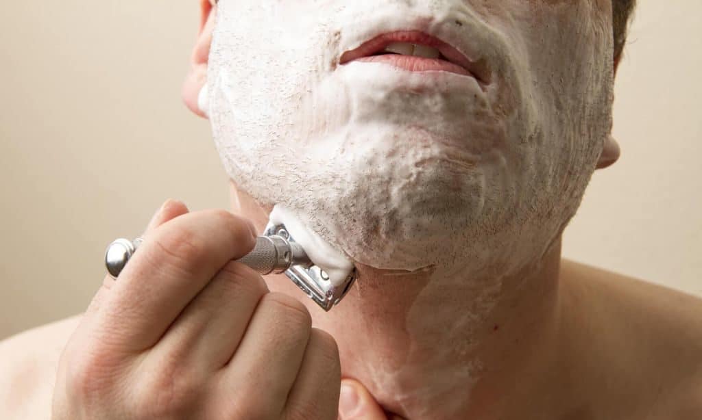 Травмирование папилломы при бритье